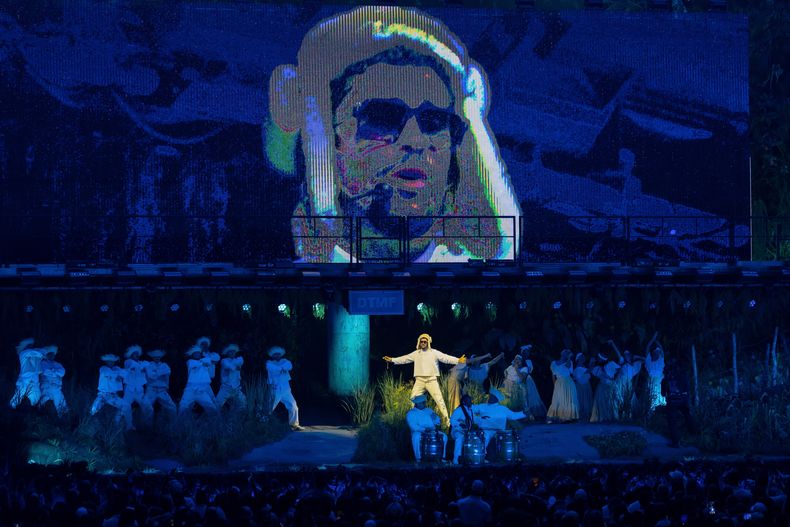 Bad Bunny se presenta durante el concierto final de su residencia de verano en su tierra natal en el Coliseo de Puerto Rico José Miguel Agrelot, en San Juan, Puerto Rico, el sábado 20 de septiembre de 2025. (Foto AP/Alejandro Granadillo)