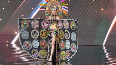 Miss Bolivia Yessica Hausermann compite en el concurso de trajes nacionales del certamen de belleza Miss Universo en la provincia de Nonthaburi, Tailandia, el miércoles 19 de noviembre de 2025. (Foto AP/Sakchai Lalit)