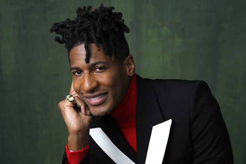 ARCHIVO - Jon Batiste posa durante el almuerzo de nominados al Oscar de la 96a edición de los Premios de la Academia el lunes 12 de febrero de 2024 en el Hotel Beverly Hilton de Beverly Hills, California. (Foto AP/Chris Pizzello, archivo)
