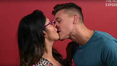 [video] hombres gay besan a mujeres por primera vez y la cosa se pone incomoda