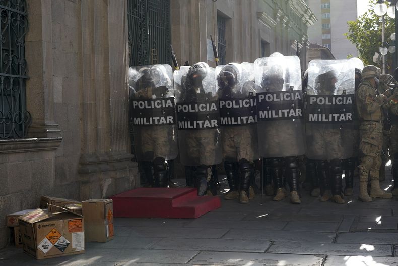 La policía militar se forma frente al palacio de gobierno en la Plaza Murillo en La Paz, Bolivia, el miércoles 26 de junio de 2024. (AP Foto/Juan Karita)