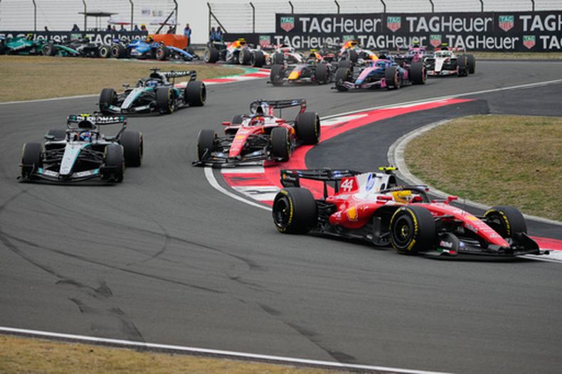 El piloto británico de Ferrari Lewis Hamilton maneja delante de otros autos en el Gran Premio de China de Fórmula 1 en el Circuito Internacional de Shanghái, en China, el domingo 15 de marzo de 2026. (AP Foto/Vincent Thian)