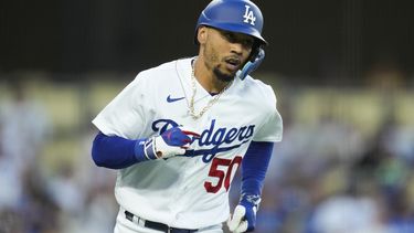 Mookie Betts, de los Dodgers de Los Ángeles, recorre las bases tras conectar un jonrón en el segundo inning del juego ante los Atléticos de Oakland, el miércoles 2 de agosto de 2023 (AP foto/Ashley Landis)