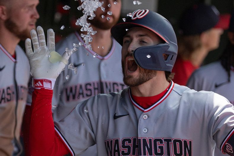 Dylan Crews, de los Nacionales de Washington, celebra después de batear un jonrón durante la quinta entrada del juego de béisbol de Grandes Ligas contra los Atléticos, el domingo 19 de julio de 2026, en West Sacramento, California. (AP Foto/Sara Nevis)