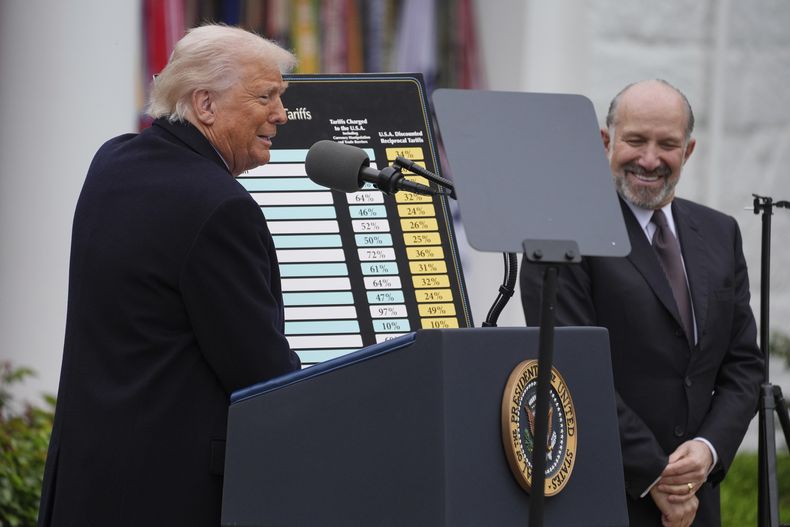 El presidente Donald Trump sonríe durante un evento para anunciar la imposición de nuevos aranceles en la Rosaleda de la Casa Blanca, el miércoles 2 de abril de 2025, en Washington. A la derecha se encuentra el secretario de Comercio, Howard Lutnick. (AP Foto/Evan Vucci)