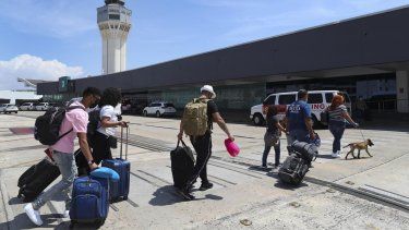 Cancelan sobre 40 vuelos en el aeropuerto Luis Muñoz Marín por el paso del huracán Nicole