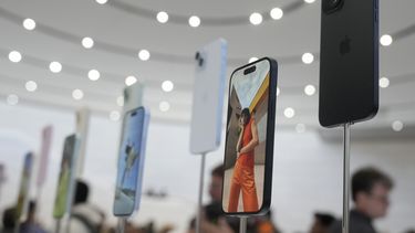 Teléfonos iPhone 15 exhibidos en el campus de Apple en Cupertino, California, el 12 de septiembre de 2023. (Foto AP/Jeff Chiu, archivo)
