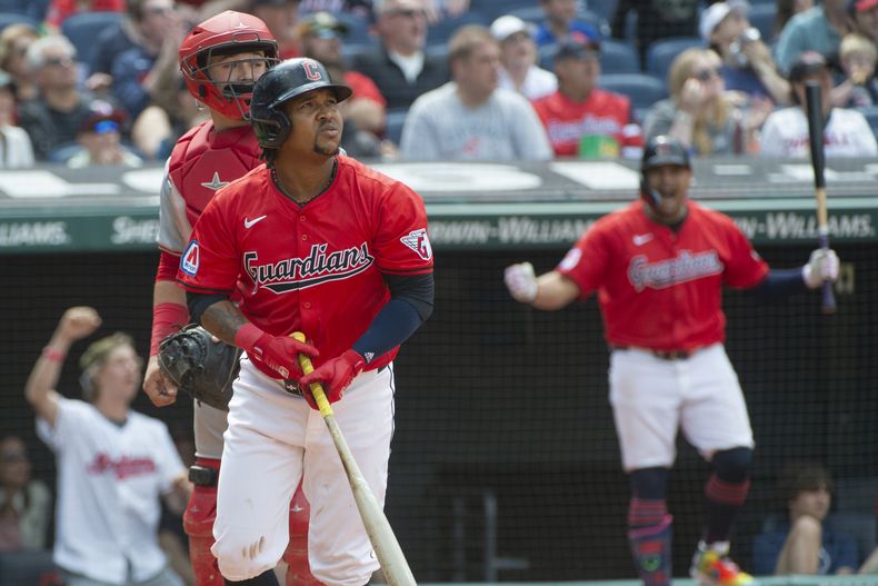 El dominicano de los Guardianes de Cleveland José Ramírez observa su cuadrangular de dos carreras ante el abridor de los Angelinos de Los Ángeles Griffin Canning, ante la mirada del receptor Matt Thaiss, durante la sexta entrada del juego de béisbol en Cleveland, el domingo 5 de mayo de 2024. (AP Foto/Phil Long)