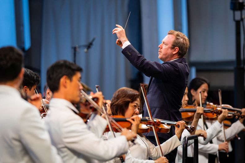 Esta imagen, difundida por la Filarmónica de Los Ángeles, muestra a Daniel Harding dirigiendo a la orquesta en el Hollywood Bowl de Los Ángeles el 19 de agosto de 2025. (Elizabeth Asher/Los Angeles Philharmonic via AP)