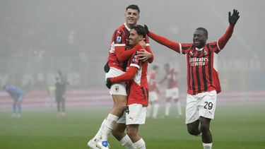 Tijjani Reijnders del AC Milan celebra con Álvaro Morata y Youssouf Fofana tras anotar en el encuentro de la Serie A ante el Empoli el sábado 30 de noviembre del 2024. (AP Foto/Luca Bruno)