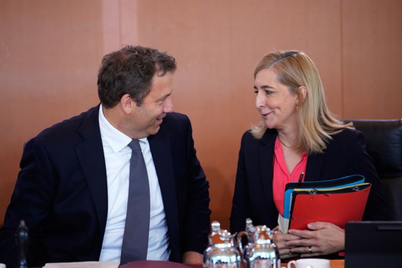 El ministro de Finanzas de Alemania, Lars Klingbeil, habla con la jefa de despacho de la Cancillería alemana, Nina Warken, en la sede de la Cancillería, en Berlín, el 12 de agosto de 2026. (Foto AP/Ebrahim Noroozi)