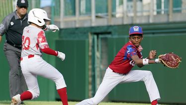 El japonés Shuma Tachibana vuelve a la inicial junto al cubano Heikel Reyes, en un juego de la Serie Mundial de Pequeñas Ligas, el miércoles 16 de agosto de 2023, en South Williamsport, Pennsylvania (AP Foto/Tom E. Puskar)
