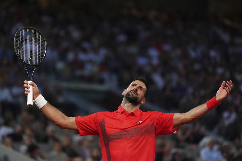 El serbio Novak Djokovic reacciona durante el encuentro de la tercera ronda del Abierto de Francia ante el austriaco Filip Misolic el sábado 31 de mayo del 2025. (AP Foto/Lindsey Wasson)