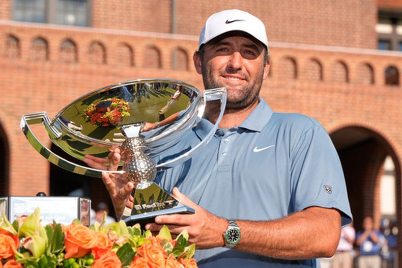 Scottie Scheffler sostiene el trofeo de ganador tras conquistar el Campeonato de la PGA el domingo 30 de agosto del 2026. (AP Foto/Mike Stewart)