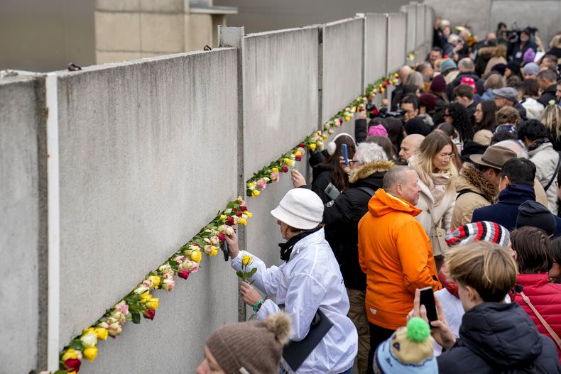 Cientos de personas colocan una flor por los 35 años de la caída del Muro de Berlín, en Berlín, Alemania, el 9 de noviembre de 2024. (AP Foto/Ebrahim Noroozi)