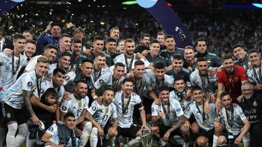 Argentina golea a Italia en final campeones continentales