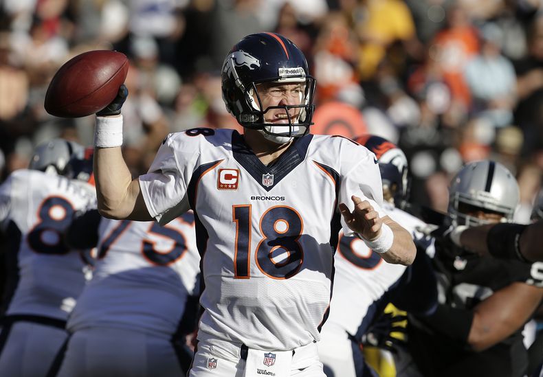 El quarterback de los Broncos de Denver Peyton Manning (18) realiza un pase contra los Raiders de Oakland, en el segundo cuarto del juego del domingo 29 de diciembre de 2013, en Oakland, California. (Foto AP/Tony Avelar)