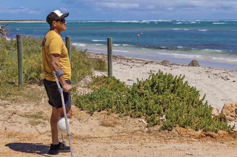 Mel Ismail, que sobrevivió al ataque de un tiburón, mira a Glenfield Beach, ceerca de Geraldton, Australia, el 7 de octubre de 2026. (Chris Lewis/Australian Broadcasting Corp via AP)