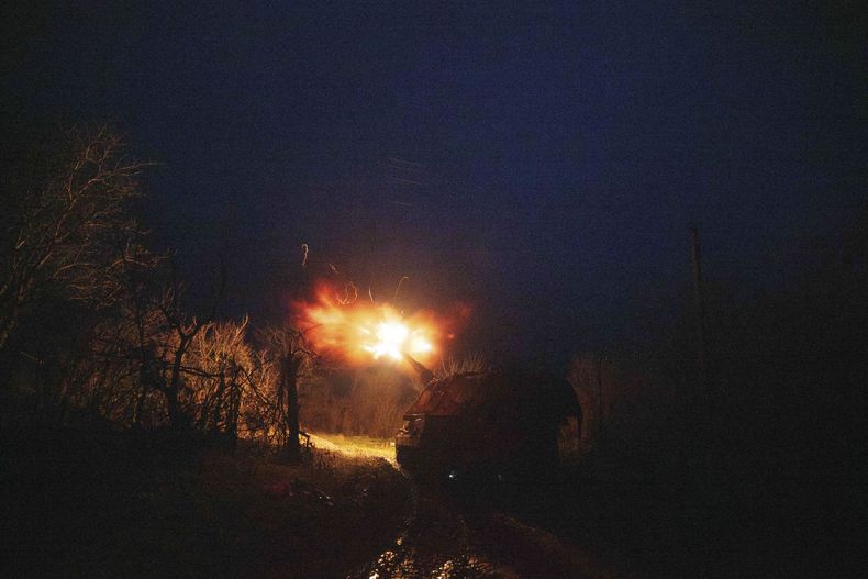Un vehículo ucraniano de artillería autopropulsada AS-90 dispara hacia posiciones rusas en la línea del frente en dirección a Pokrovsk, en la región de Donetsk, Ucrania, el miércoles 23 de diciembre de 2024. (Foto AP/Evgeniy Maloletka)
