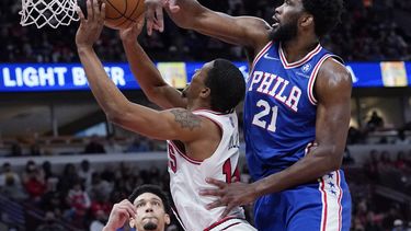 Embiid anota 40 puntos y 76ers superan 119-108 a Bulls