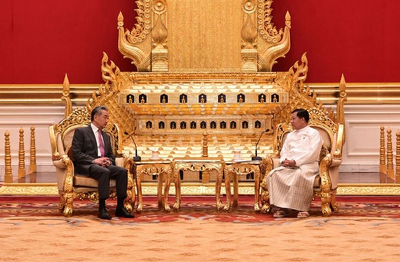 Foto entregada por departamento oficial de prensa de Myanmar que muestra al presidente de Myanmar Min Aung Hlaing (d) con el ministro de Relaciones Exteriores de China Wang Yi, en Naipidó, Myanmar, el 25 de abril del 2026. (Departamento oficial de prensa de Myanmar via AP)