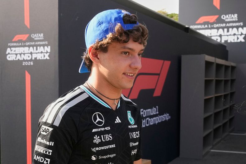 El piloto de Mercedes Andrea Kimi Antonelli en el paddock del Gran Premio de Azerbaiyán, el miércoles 23 de septiembre de 2026, en Bakú. (AP Foto/Darko Bandic)