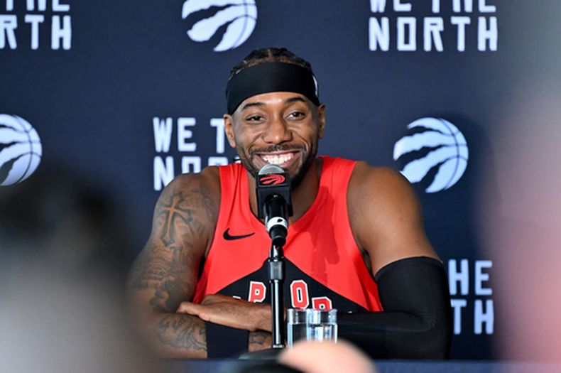 Kawhi Leonard brinda declaraciones durante el día de medios de los Raptors de Toronto, el lunes 28 de septiembre de 2026, en Toronto. (Jon Blacker/The Canadian Press vía AP)