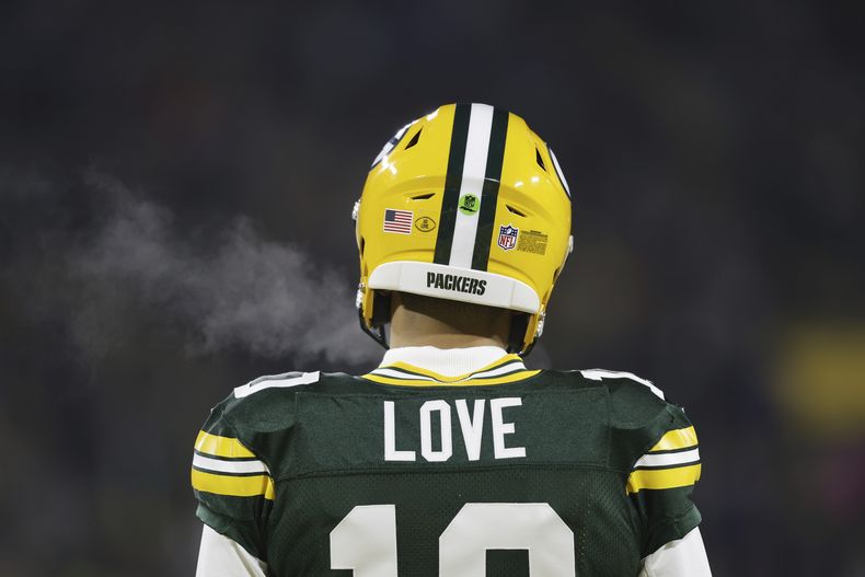 ARCHIVO- Jordan Love, quarterback de Green Bay, calienta previo a un partido de la NFL en contra de los Lions de Detroit, el domingo 8 de enero de 2023, en Green Bay, Wisconsin. Love sabe de la presión y el escrutinio que tendrá en toda la temporada por tomar el lugar de Aaron Rodgers, quien fue intercambiado a los Jets de Nueva York. (AP Foto/Jeffrey Phelps, Archivo)