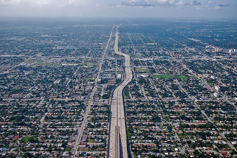 El Condado de Miami-Dade es más grande que Rhode Island, tiene el doble de personas, y está bordeada por dos parques nacionales. Sus 2,5 millones de habitantes son diversos y viven en 34 ciudades.