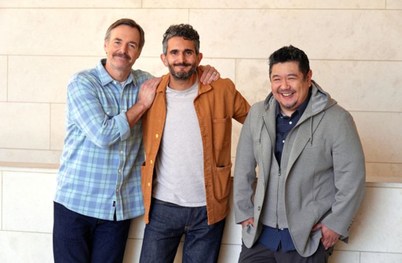 El director Dave Green, centro, posa para una fotografía con Will Forte, izquierda, y Eric Bauza para promocionar la película Coyote vs. Acme el martes 9 de junio de 2026 en Los Ángeles. (Foto AP/Chris Pizzello)