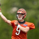 Joe Burrow, quarterback de los Bengals de Cincinnati, lanza un pase en una práctica el miércoles 26 de julio de 2023 (AP Foto/Jeff Dean)