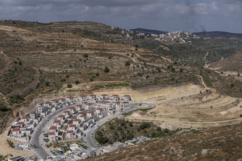 ARCHIVO - Esta imagen de archivo muestra parte de un nuevo proyecto de vivienda en el asentamiento israelí Givat Zeev en Cisjordania, el lunes 18 de junio de 2023. (AP Foto/Ohad Zwigenberg, archivo)
