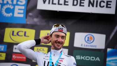 ARCHIVO - El estadounidense Brandon Mcnulty en el podio tras quedar tercero en la clasificación general tras la octava etapa de la París-Niza el domingo 10 de marzo del 2024. (AP Foto/Daniel Cole)