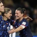 Las holandesas Danielle Van de Donk (centro), Sherida Spitse (derecha) y Jill Roord (izquierda), celebran el quinto gol de su equipo en el último partido de la primera fase del Grupo E del Mundial femenino contra Vietnam, en Dunedin, Nueva Zelanda, el 1 de agosto de 2023. (AP Foto/Alessandra Tarantino)