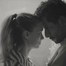En esta imagen proporcionada por Seine Pictures, Rooney Mara, izquireda, y Raúl Briones en una escena de La cocina. (Seine Pictures vía AP)