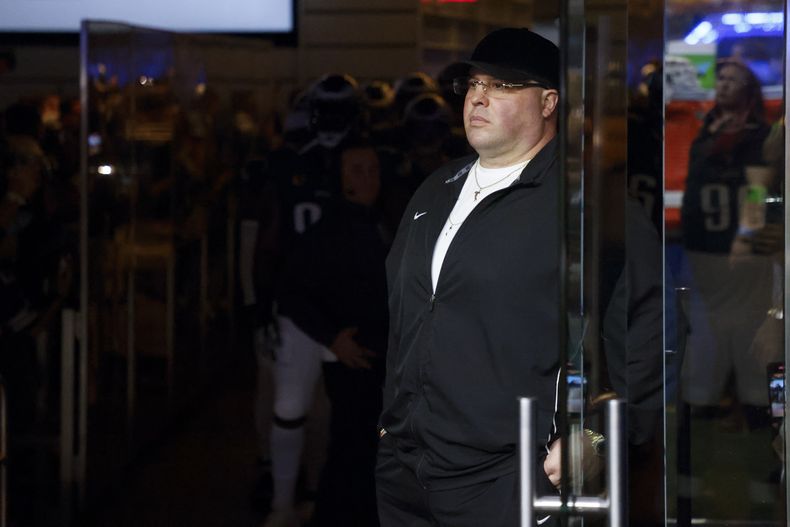 Dom DiSandro, jefe de seguridad de los Eagles de Filadelfia, observa la introducción de ls jugadores desde el túnel ante del encuentro ante los Cowboys de Dallas el domingo 10 de diciembre del 2023. (AP Foto/Michael Ainsworth)