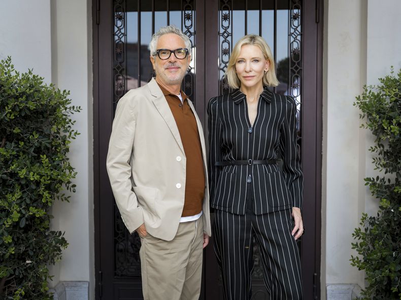 El director Alfonso Cuarón, izquierda, y Cate Blanchett posan para promocionar la serie de Apple TV Disclaimer durante la 81.ª edición del Festival de Cine de Venecia en Venecia, Italia, el viernes 30 de agosto de 2024. (Foto Vianney Le Caer/Invision/AP)