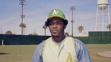 ARCHIVO - En esta foto de 1976, el lanzador zurdo Vida Blue posa con el uniforme de los Atléticos de Oakland. (AP Foto)