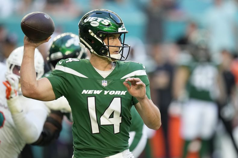 El quarterback de los Jets de Nueva York Trevor Siemian pasa el balón en la segunda mitad del encuentro ante los Dolphins de Miami el domingo 17 de diciembre del 2023. (AP Foto/Rebecca Blackwell)