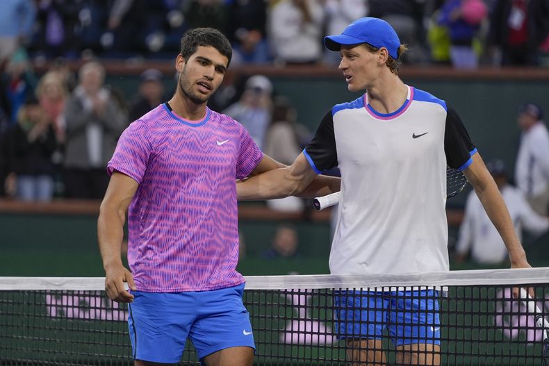 ARCHIVO - Foto del 16 de marzo del 2024, el español Carlos Alcaraz y el italiano Jannik Sinner en Indian Wells. (AP Foto/Ryan Sun)