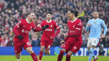 Alexis Mac Allister celebra tras anotar de penal para Liverpool para el empate 1-1 contra Manchester City en la Liga Premier, el domingo 10 de marzo de 2024, en Liverpool. (AP Foto/Jon Super)