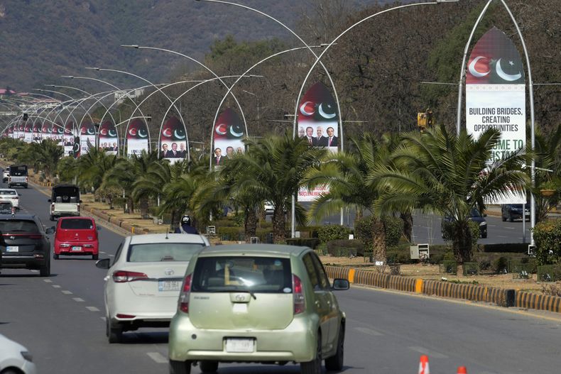 Foto que muestra vallas con la imagen del presidente turco Recep Tayyip Erdogan, el presidente paquistaní Asif Ali Zardari y el primer ministro paquistaní Shehbaz Sharif en Islamabad, Pakistán, el 12 de febrero del 2025. (AP foto/Anjum Naveed)