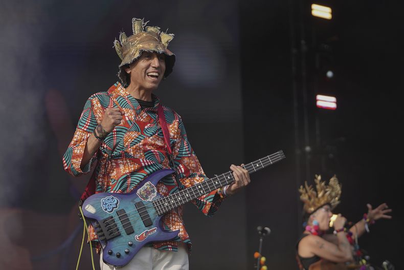 Hector Buitrago de la banda colombiana Aterciopelados durante su presentación en la 25ª edición del festival de música Vive Latino en la Ciudad de México, el domingo 16 de marzo de 2025. (Foto AP/Aurea Del Rosario)