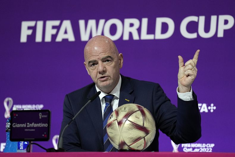 ARCHIVO - Foto del 16 de diciembre del 2022, el presidente de la FIFA Gianni Infantino se reúne con la prensa en Doha, Qatar durante el Mundial. (AP Foto/Martin Meissner, Archivo)