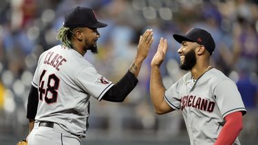 Los dominicanos Emmanuel Clase (48) y Amed Rosario de los Guardianes de Cleveland celebran luego del triunfo ante los Reales de Kansas City en Kansas City, Misuri martes 27 de junio de 2023. (AP Foto/Charlie Riede