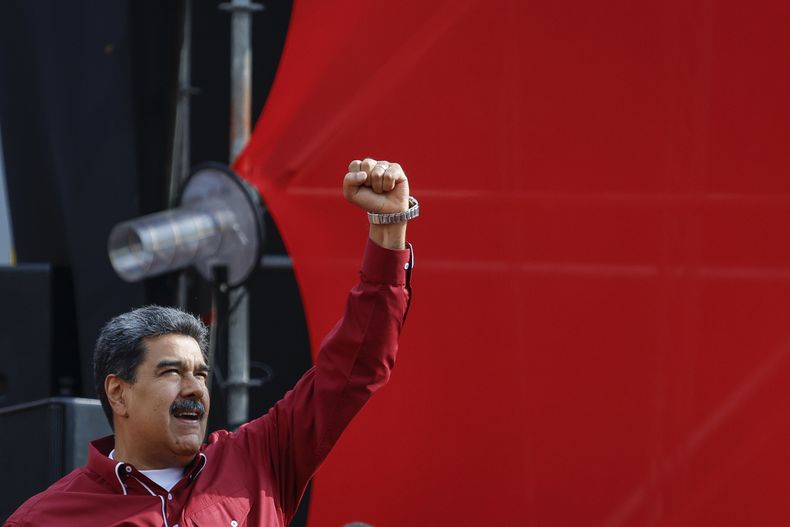 ARCHIVO - El presidente de Venezuela, Nicolás Maduro, se dirige a sus simpatizantes en un evento de celebración por el 21ro aniversario del regreso al poder del fallecido presidente Hugo Chávez, tras un intento fallido de golpe de Estado, en Caracas, Venezuela, el 13 de abril de 2023. Según un comunicado gubernamental del martes 4 de julio de 2023, Venezuela notificó oficialmente a la Corte Penal Internacional, con sede en La Haya, que recurrirá la decisión de reanudar la investigación por presuntos crímenes de lesa humanidad por la actuación de las fuerzas del orden en las protestas de 2017. (AP Foto/ Jesús Vargas, Archivo)
