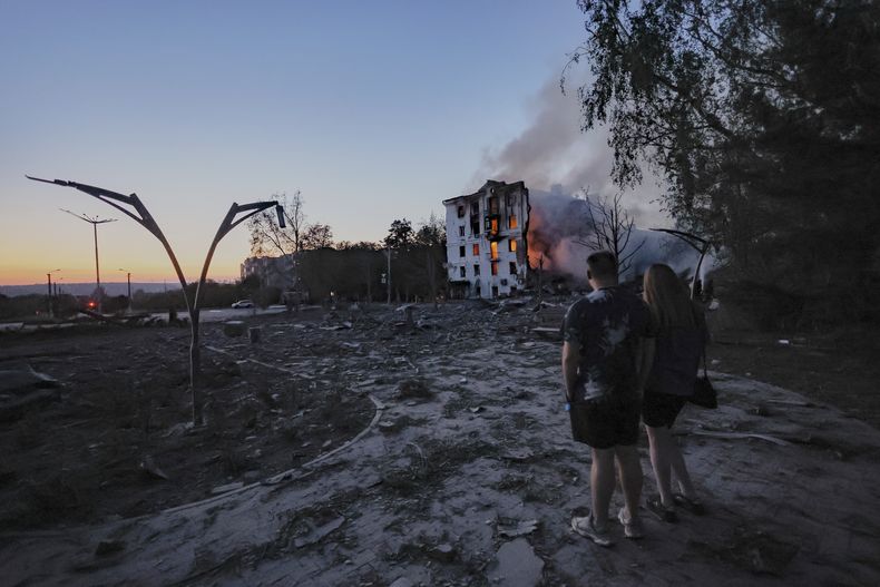 Residentes observan un edificio destruido en un ataque aéreo ruso, en Kramatorsk, Ucrania, el 31 de julio de 2025. (AP Foto/Yevhen Titov)