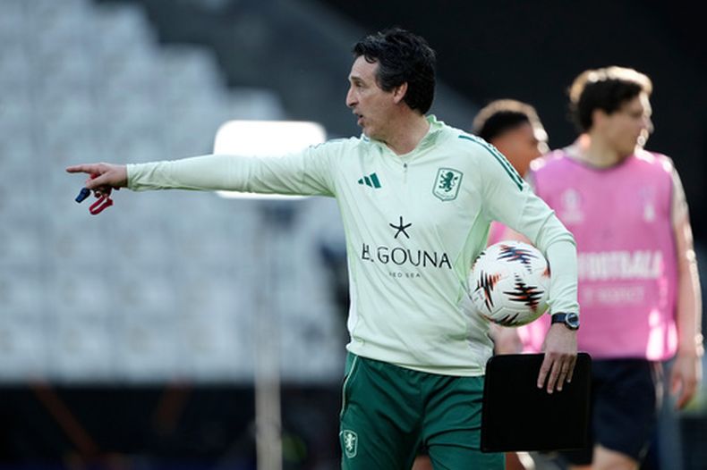 El entrenador del Aston Villa Unai Emery da instrucciones a sus jugadores durante una sesión de entrenamiento antes de la final de la Liga Europa ante el Freiburg el martes 19 de mayo del 2026. (AP Foto/Emrah Gurel)