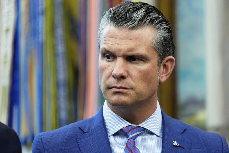 El secretario de Defensa estadounidense Pete Hegseth en la Oficina Oval en la Casa Blanca en Washington, el 15 de septiembre del 2025. (AP foto/Alex Brandon)