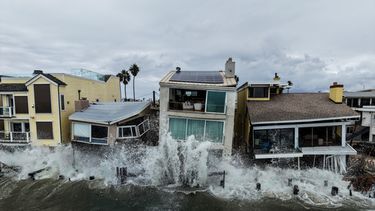 Oleaje provocado por el ciclón postropical Rachel golpea viviendas frente a la playa el lunes 12 de octubre de 2026, en Long Beach, California. (AP Foto/Jae C. Hong)